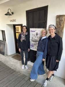 Ginny, Kristina und Andrea Hametner bei der Galerie ihres Großvaters Franz Hametner