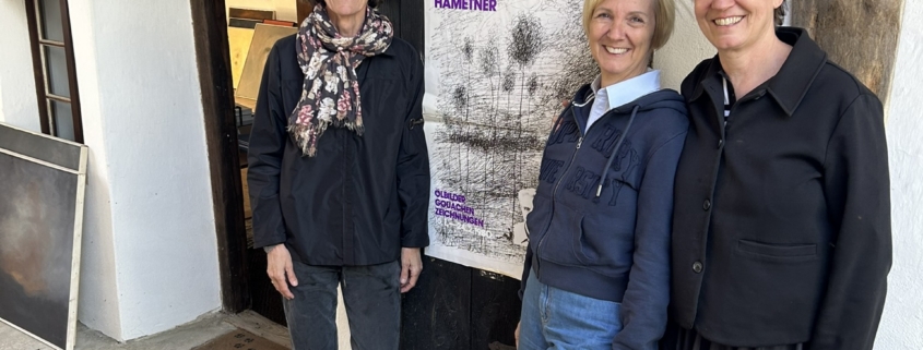 Ginny, Kristina und Andrea Hametner bei der Galerie ihres Großvaters Franz Hametner