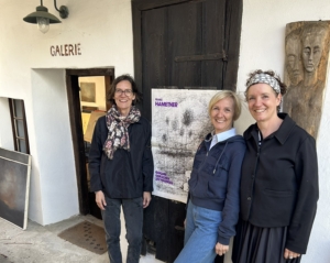 Ginny, Kristina und Andrea Hametner bei der Galerie ihres Großvaters Franz Hametner