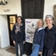 Ginny, Kristina und Andrea Hametner bei der Galerie ihres Großvaters Franz Hametner